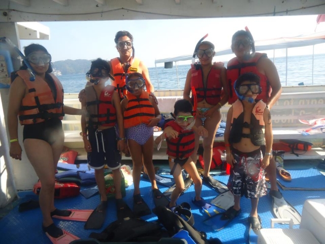 Familia snorkeleando